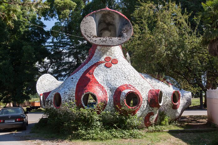 30 Most Bizarre-Looking Bus Stops Captured By Christopher Herwig (New Pics) 30 Most Bizarre-Looking Bus Stops Captured By Christopher Herwig (New Pics)