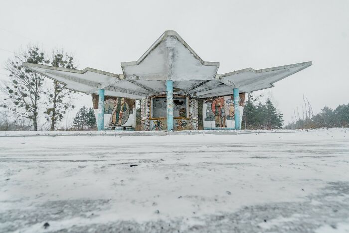 30 Most Bizarre-Looking Bus Stops Captured By Christopher Herwig (New Pics) 30 Most Bizarre-Looking Bus Stops Captured By Christopher Herwig (New Pics)