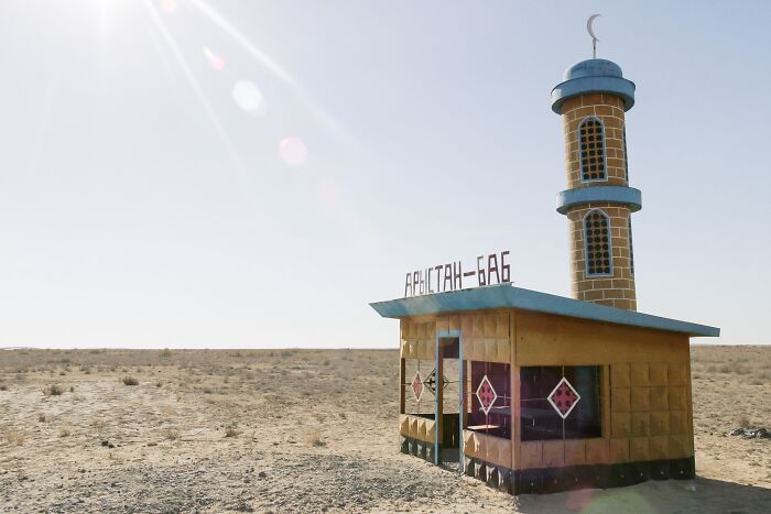 30 Most Bizarre-Looking Bus Stops Captured By Christopher Herwig (New Pics) 30 Most Bizarre-Looking Bus Stops Captured By Christopher Herwig (New Pics)