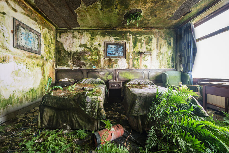 I Visited An Abandoned Hotel In Ireland With Many Objects Left Untouched