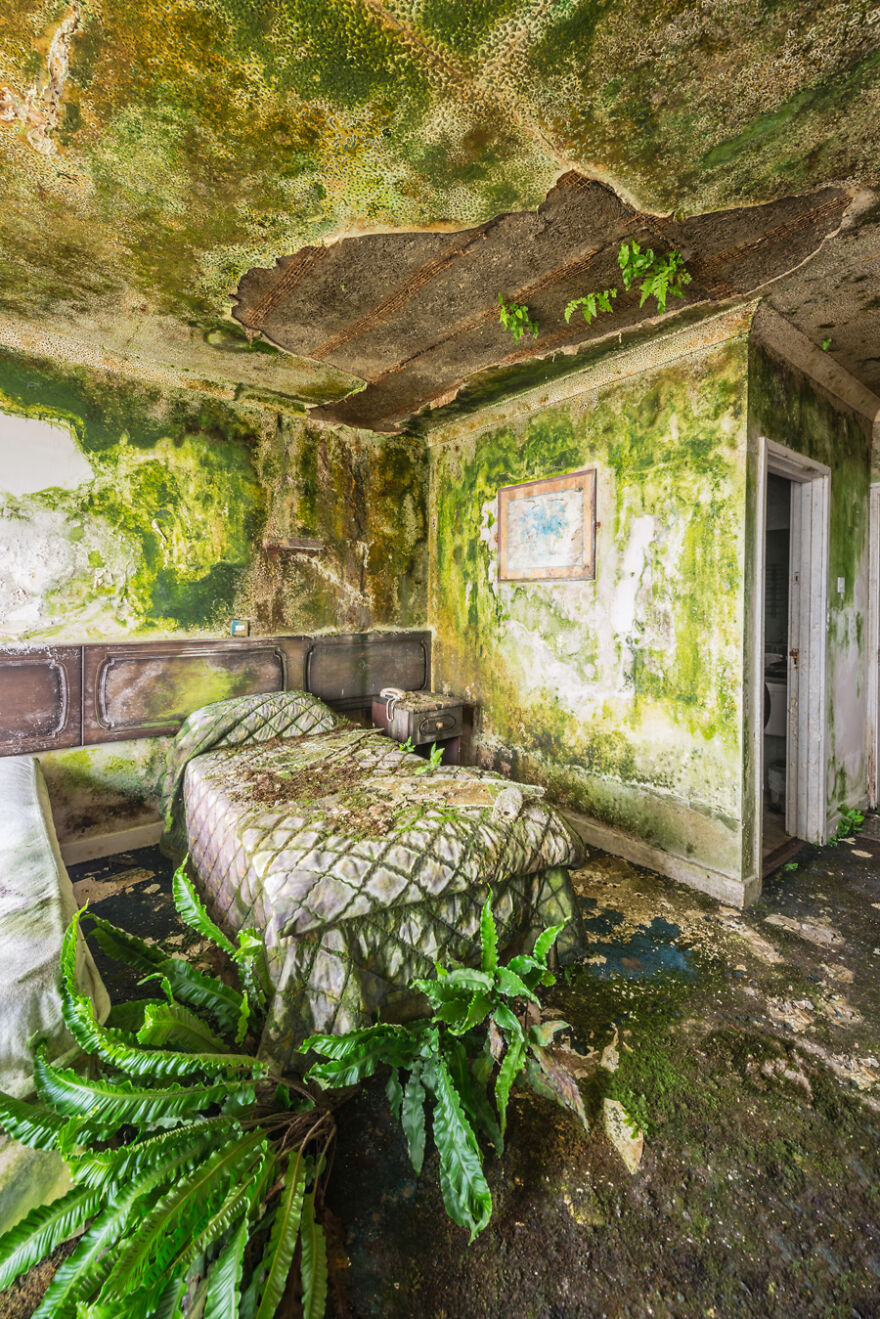 I Visited An Abandoned Hotel In Ireland With Many Objects Left Untouched