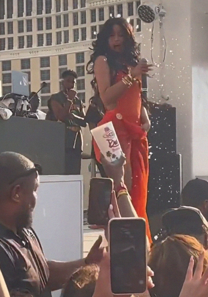 Cardi B Was Splashed By A Drink Thrown By Fan While She Was Performing, So She Fought Back