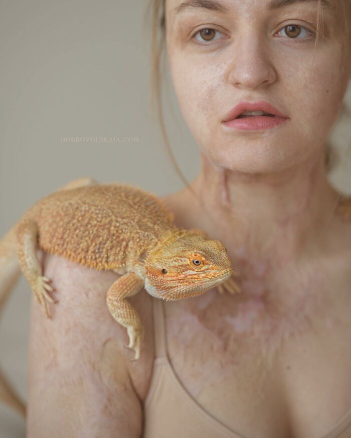 28 Images Showing The Incredible Bond Between Animals And People By This Photographer (New Pics) 28 Images Showing The Incredible Bond Between Animals And People By This Photographer (New Pics)