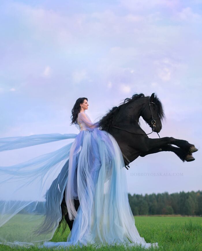 28 Images Showing The Incredible Bond Between Animals And People By This Photographer (New Pics) 28 Images Showing The Incredible Bond Between Animals And People By This Photographer (New Pics)