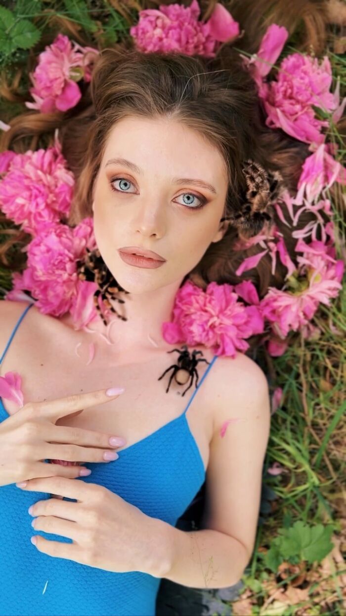 28 Images Showing The Incredible Bond Between Animals And People By This Photographer (New Pics) 28 Images Showing The Incredible Bond Between Animals And People By This Photographer (New Pics)