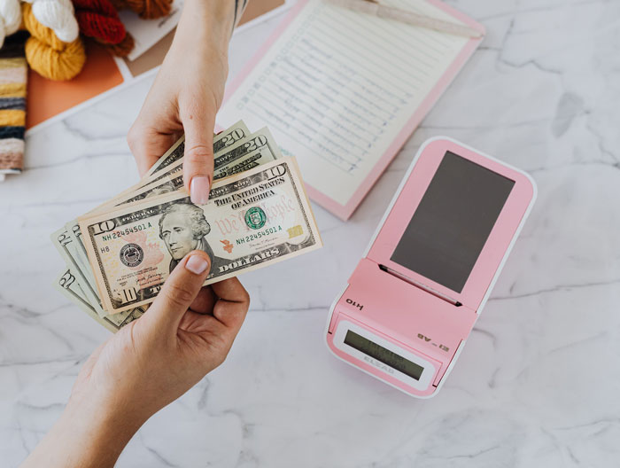 18 Y.O. Drives Her Family Nuts With Her Reckless Driving, So Her Brother Lets Her Hit A Lantern 18 Y.O. Drives Her Family Nuts With Her Reckless Driving, So Her Brother Lets Her Hit A Lantern