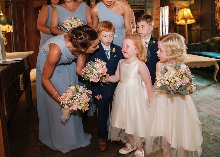 25 Unfiltered Wedding Pics By Ian Weldon That Are As Funny As They Are Chaotic (New Pics)
