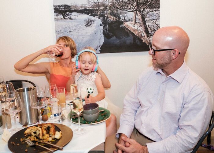 25 Unfiltered Wedding Pics By Ian Weldon That Are As Funny As They Are Chaotic (New Pics)