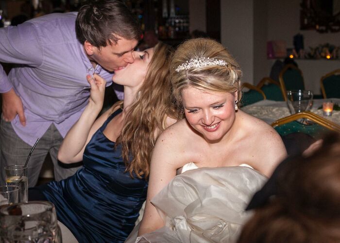 25 Unfiltered Wedding Pics By Ian Weldon That Are As Funny As They Are Chaotic (New Pics)