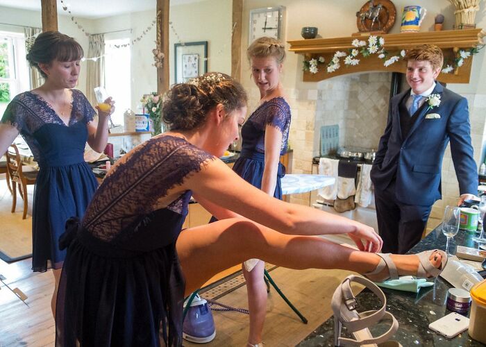 25 Unfiltered Wedding Pics By Ian Weldon That Are As Funny As They Are Chaotic (New Pics)