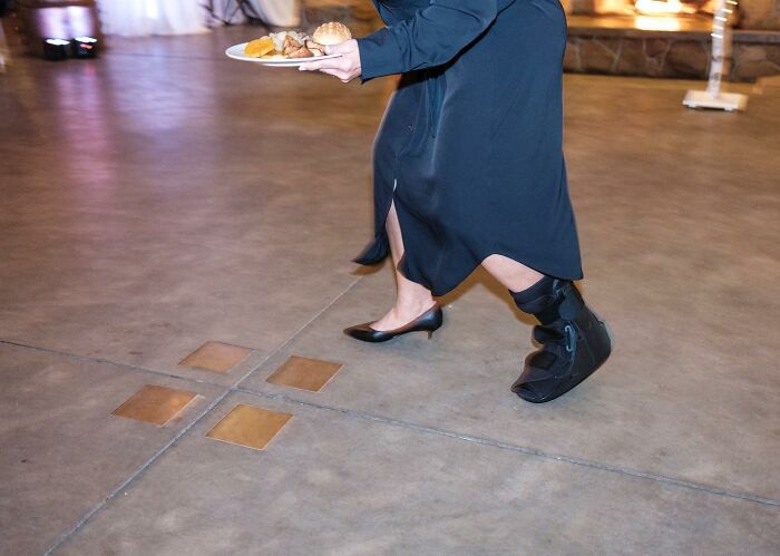 25 Unfiltered Wedding Pics By Ian Weldon That Are As Funny As They Are Chaotic (New Pics)