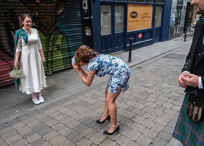 25 Unfiltered Wedding Pics By Ian Weldon That Are As Funny As They Are Chaotic (New Pics)