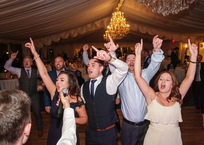 25 Unfiltered Wedding Pics By Ian Weldon That Are As Funny As They Are Chaotic (New Pics)