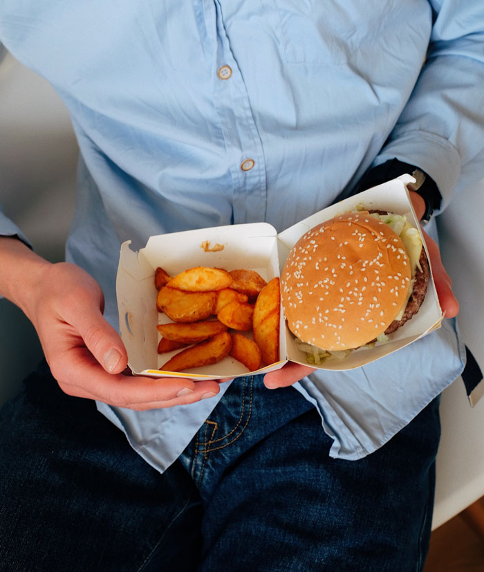 Teenager Maliciously Complies With Manager’s Request To Come Into Work While Sick, Throws Up Teenager Maliciously Complies With Manager’s Request To Come Into Work While Sick, Throws Up