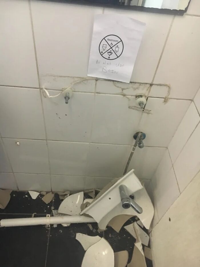 These 45 Signs Are As Useful As A Chocolate Teapot And People Couldn’t Resist Sharing Them These 45 Signs Are As Useful As A Chocolate Teapot And People Couldn’t Resist Sharing Them