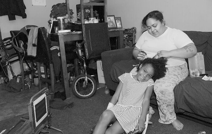 &#8220;Coney Island Beyond The Boardwalk&#8221;: Photographer Records People In Their Homes And Places Of Worship (20 Pics)