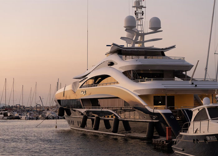 “Cases And Cases Of Gummy Bears In His Basement”: 30 Of The Wildest Things People Have Seen While Working For The Ultra Wealthy “Cases And Cases Of Gummy Bears In His Basement”: 30 Of The Wildest Things People Have Seen While Working For The Ultra Wealthy