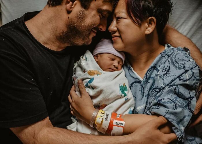 Photographer Captures Parents’ Reactions When They See Their Baby For The First Time After Being Born (30 Pics) Photographer Captures Parents’ Reactions When They See Their Baby For The First Time After Being Born (30 Pics)