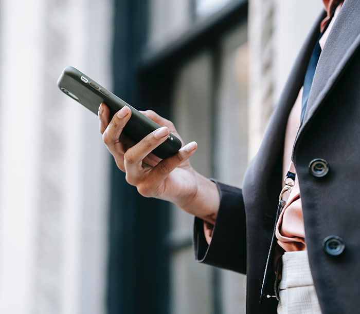 Management Tell Employees They Can’t Use Their Phones After Work, Regret It Almost Immediately Management Tell Employees They Can’t Use Their Phones After Work, Regret It Almost Immediately