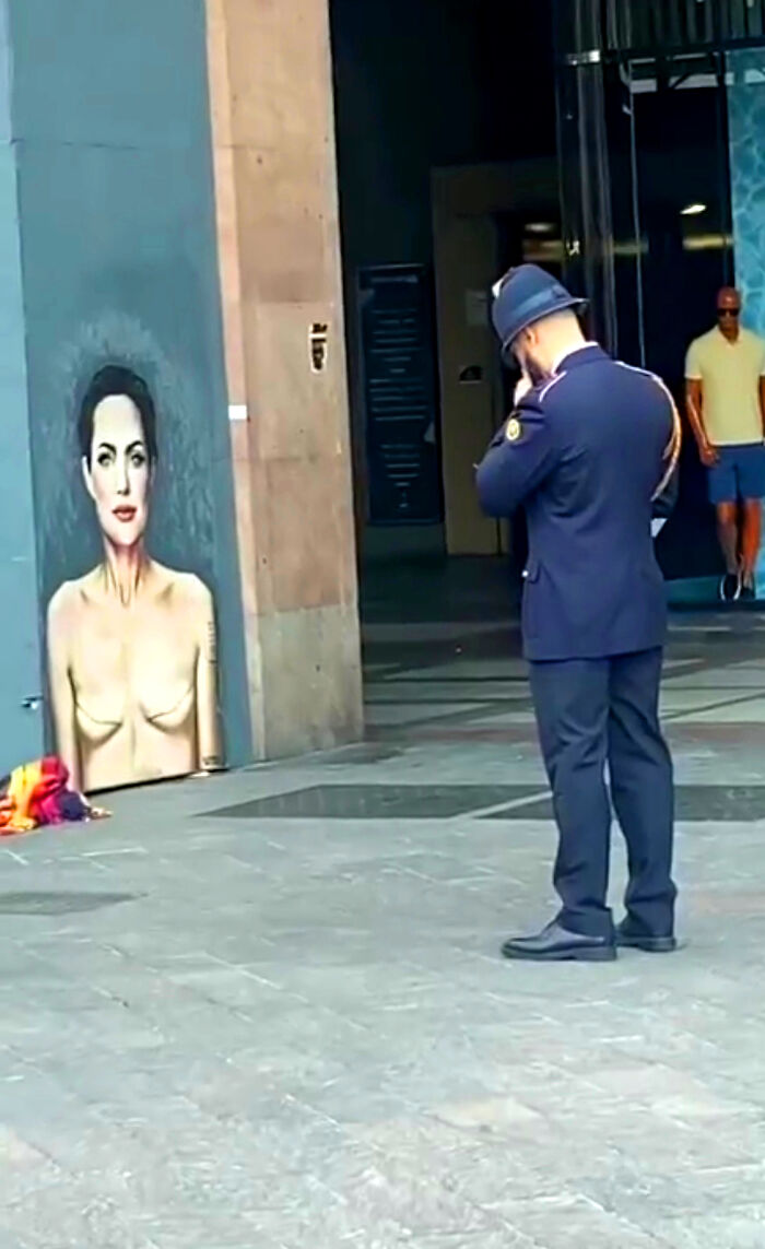 Milan Removed The Famous Mural With Angelina Jolie With Mastectomy Scars Painted By Alexsandro Polombo Milan Removed The Famous Mural With Angelina Jolie With Mastectomy Scars Painted By Alexsandro Polombo