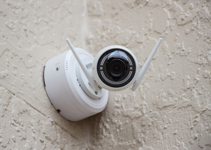 Boss Hides A Camera In New Hire’s Office, Doesn’t Realize She Found It On Day 1 After His Oddly Specific Remarks Roused Her Suspicions Boss Hides A Camera In New Hire’s Office, Doesn’t Realize She Found It On Day 1 After His Oddly Specific Remarks Roused Her Suspicions