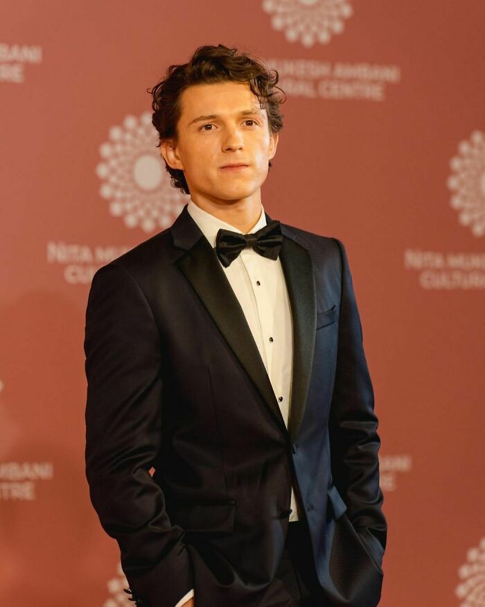 36-Year-Old Emmy Rossum Is Playing The Mom Of 27-Year-Old Tom Holland, And People Are Questioning The Age Gap 36-Year-Old Emmy Rossum Is Playing The Mom Of 27-Year-Old Tom Holland, And People Are Questioning The Age Gap