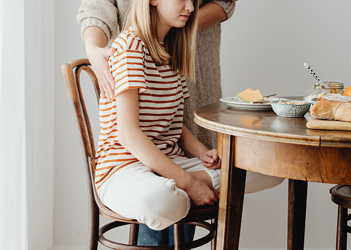 16-Year-Old Bullies A Kid For Being Poor, So Her Stepdad Takes Away All Her “Luxuries” 16-Year-Old Bullies A Kid For Being Poor, So Her Stepdad Takes Away All Her “Luxuries”