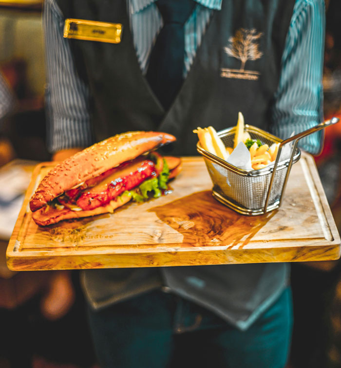Waiter Learns He’s Been Lying To Customers About Vegetarian Food After Checking The Ingredients Waiter Learns He’s Been Lying To Customers About Vegetarian Food After Checking The Ingredients