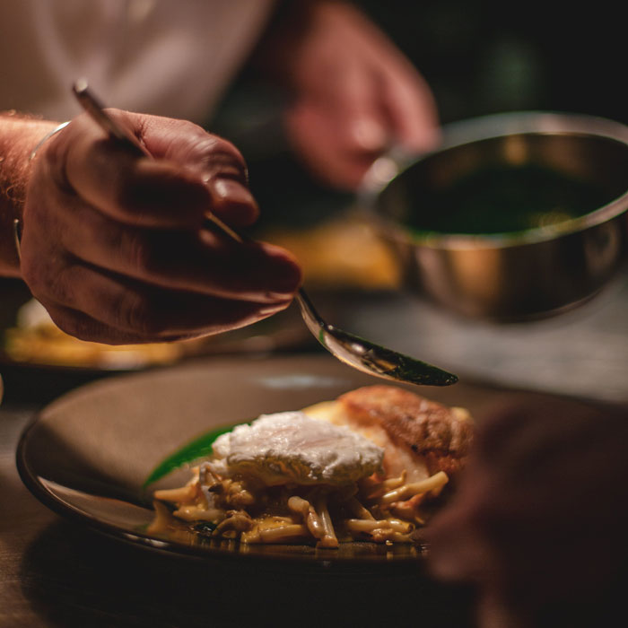 Waiter Learns He’s Been Lying To Customers About Vegetarian Food After Checking The Ingredients Waiter Learns He’s Been Lying To Customers About Vegetarian Food After Checking The Ingredients