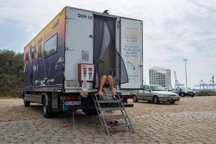 30 Funny Accidental Images That Were Taken At The Right Time And Place By This Street Photographer 30 Funny Accidental Images That Were Taken At The Right Time And Place By This Street Photographer