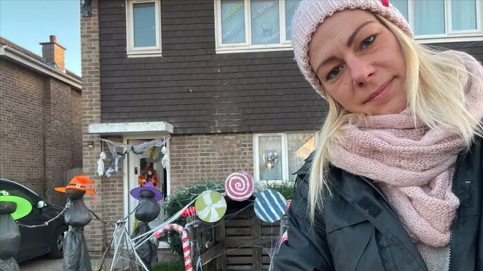 Mom’s “Low-Budget” Halloween Decoration Sparks Outrage As Neighbors Send “Anonymous” Letter Mom’s “Low-Budget” Halloween Decoration Sparks Outrage As Neighbors Send “Anonymous” Letter