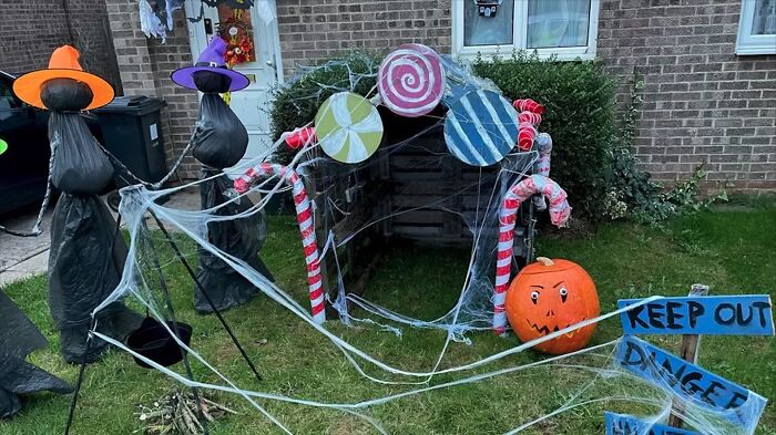 Mom’s “Low-Budget” Halloween Decoration Sparks Outrage As Neighbors Send “Anonymous” Letter Mom’s “Low-Budget” Halloween Decoration Sparks Outrage As Neighbors Send “Anonymous” Letter