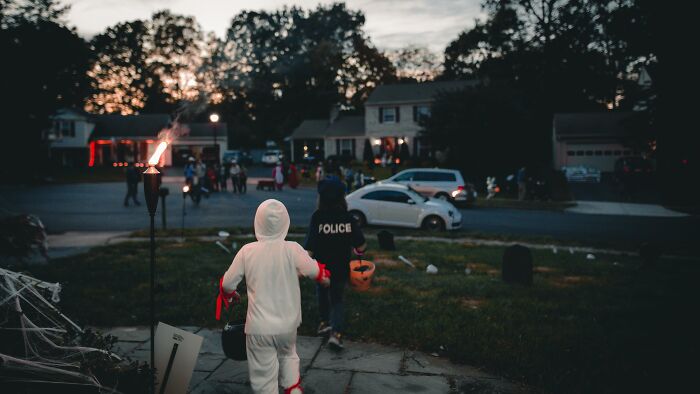 Mom’s “Low-Budget” Halloween Decoration Sparks Outrage As Neighbors Send “Anonymous” Letter Mom’s “Low-Budget” Halloween Decoration Sparks Outrage As Neighbors Send “Anonymous” Letter