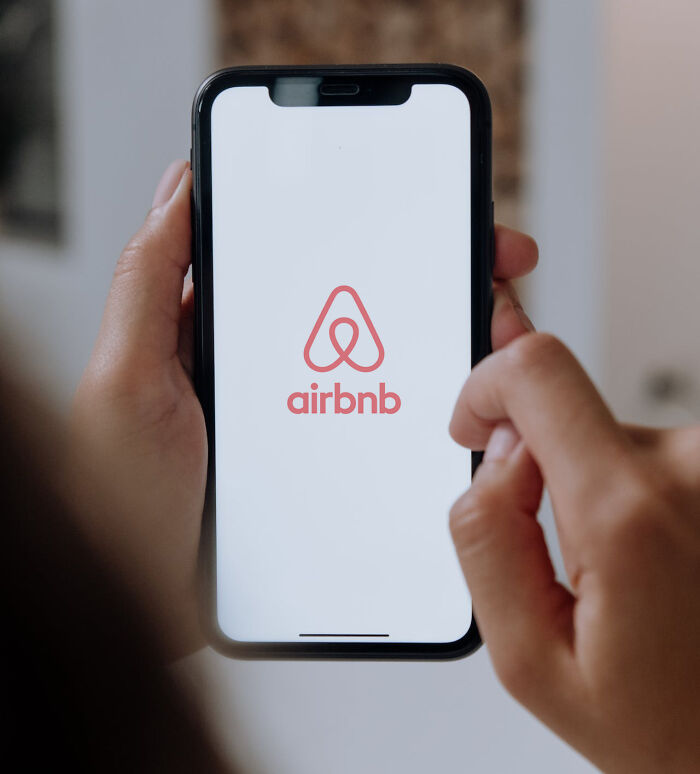 “Not Even Worth It”: Airbnb Host Throws A Fit After Guest “Scams” Him “Not Even Worth It”: Airbnb Host Throws A Fit After Guest “Scams” Him
