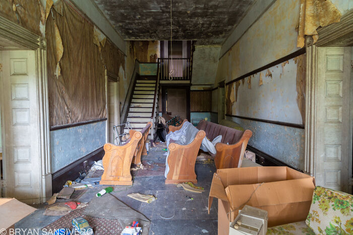 I Unearthed An Abandoned Residence Filled With Old Life-Size Mermaids With A Gruesome Backstory I Unearthed An Abandoned Residence Filled With Old Life-Size Mermaids With A Gruesome Backstory