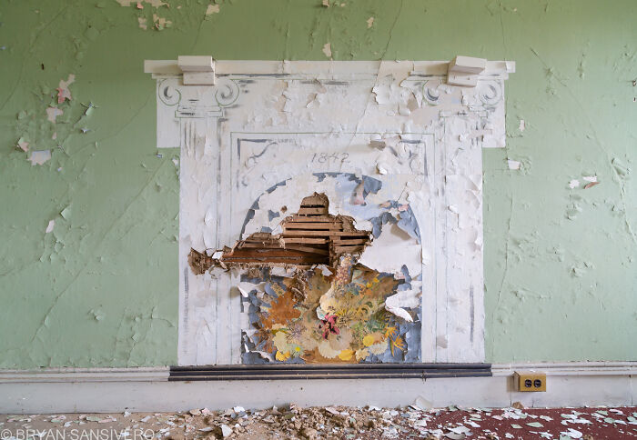 I Unearthed An Abandoned Residence Filled With Old Life-Size Mermaids With A Gruesome Backstory I Unearthed An Abandoned Residence Filled With Old Life-Size Mermaids With A Gruesome Backstory