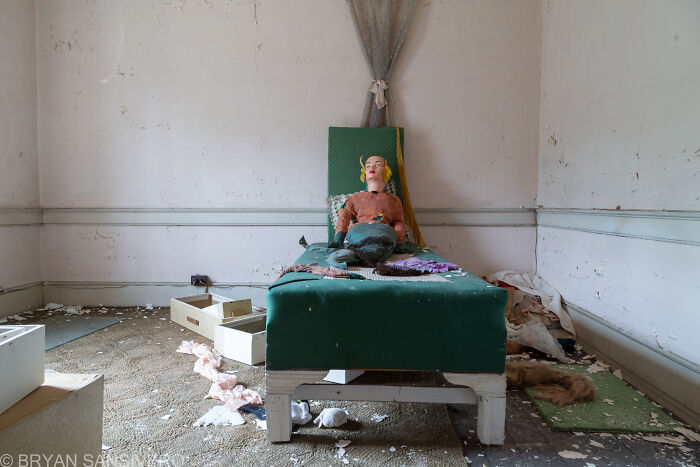I Unearthed An Abandoned Residence Filled With Old Life-Size Mermaids With A Gruesome Backstory I Unearthed An Abandoned Residence Filled With Old Life-Size Mermaids With A Gruesome Backstory