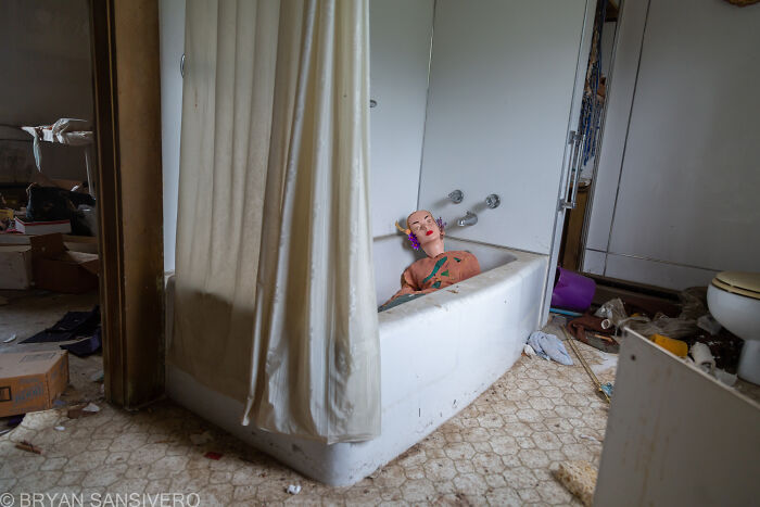 I Unearthed An Abandoned Residence Filled With Old Life-Size Mermaids With A Gruesome Backstory I Unearthed An Abandoned Residence Filled With Old Life-Size Mermaids With A Gruesome Backstory