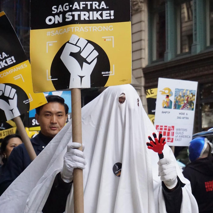 “She’s Treading A Thin Line”: Margot Robbie Is Slammed For Her “Strikebreaking” Halloween Costume “She’s Treading A Thin Line”: Margot Robbie Is Slammed For Her “Strikebreaking” Halloween Costume