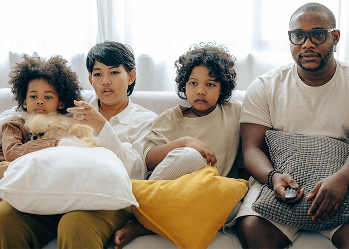 “What’s The Most Bizarre ‘House Rule’ You’ve Encountered At Someone Else’s Home?” (40 Answers) “What’s The Most Bizarre ‘House Rule’ You’ve Encountered At Someone Else’s Home?” (40 Answers)