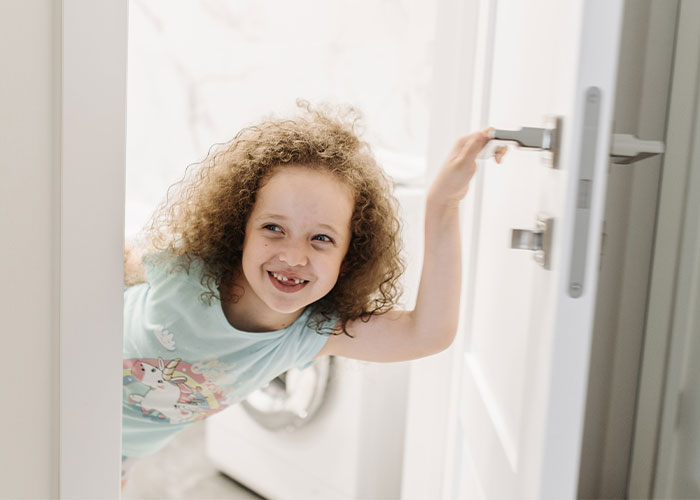 “What’s The Most Bizarre ‘House Rule’ You’ve Encountered At Someone Else’s Home?” (40 Answers) “What’s The Most Bizarre ‘House Rule’ You’ve Encountered At Someone Else’s Home?” (40 Answers)