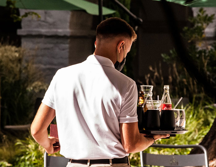 Woman Voices Her Frustrations Over Europeans Failing To Tip Properly, Faces Backlash Online Woman Voices Her Frustrations Over Europeans Failing To Tip Properly, Faces Backlash Online