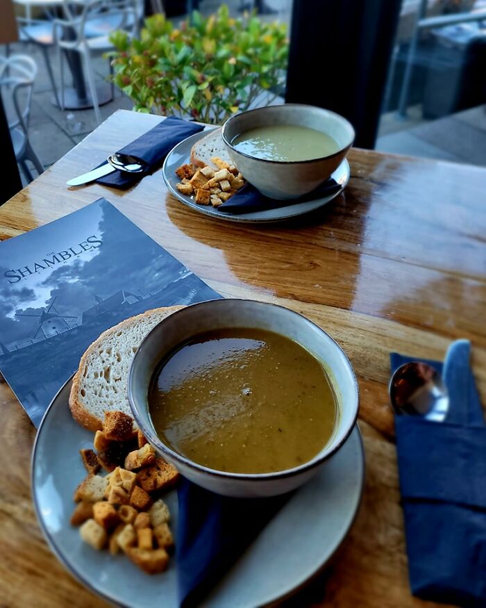 Customer Leaves A Bad Review For Cafe, Its Owner Replies, Revealing The Reality Behind It Customer Leaves A Bad Review For Cafe, Its Owner Replies, Revealing The Reality Behind It