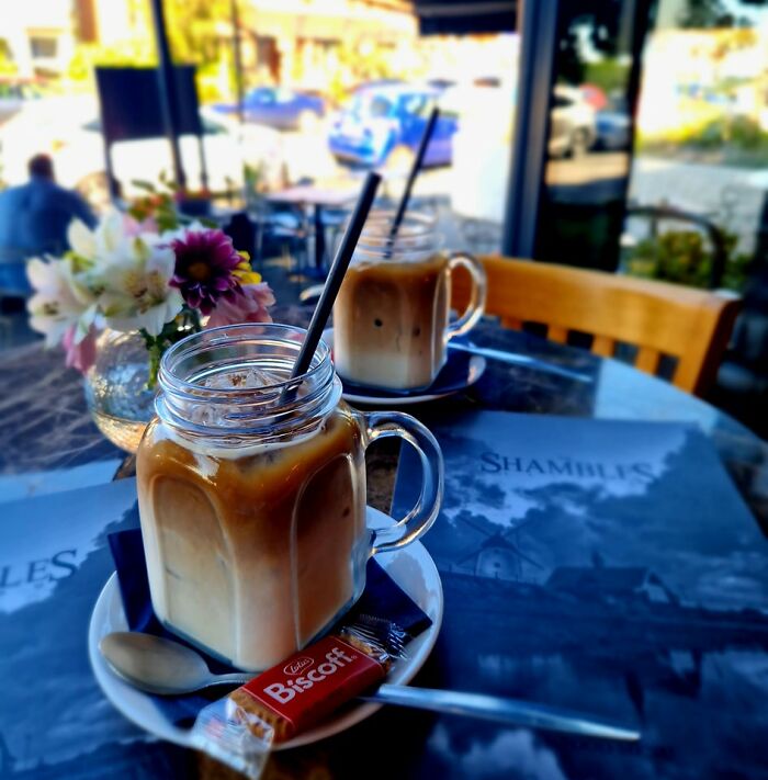 Customer Leaves A Bad Review For Cafe, Its Owner Replies, Revealing The Reality Behind It Customer Leaves A Bad Review For Cafe, Its Owner Replies, Revealing The Reality Behind It