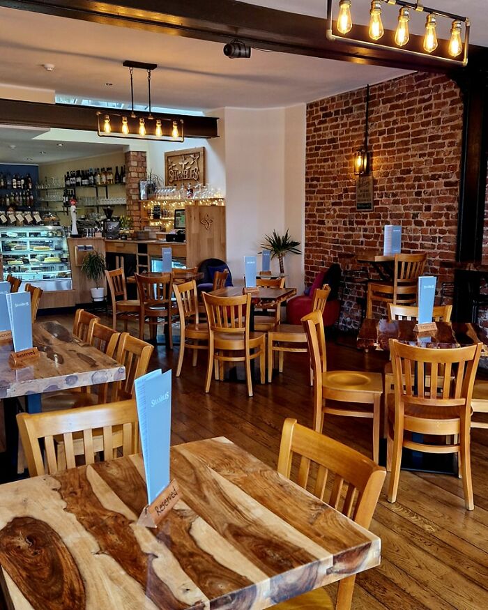 Customer Leaves A Bad Review For Cafe, Its Owner Replies, Revealing The Reality Behind It Customer Leaves A Bad Review For Cafe, Its Owner Replies, Revealing The Reality Behind It