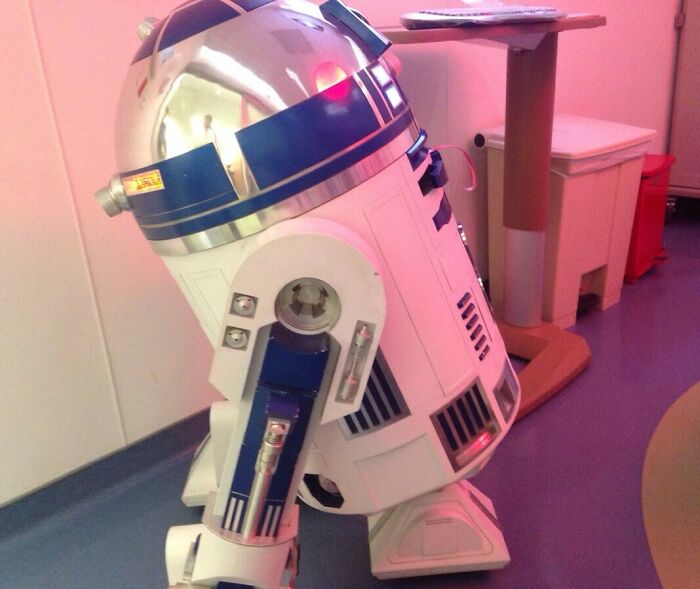 50 Hilariously Wholesome Things Doctors Did To Put Their Patients At Ease (New Pics)