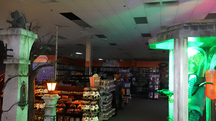 The “World’s Most Haunted Store” Employees Claim Ghost Encounters As YouTuber Investigates The “World’s Most Haunted Store” Employees Claim Ghost Encounters As YouTuber Investigates