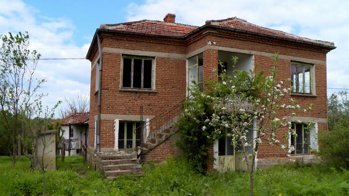 “We Can’t Do That In The UK”: Scottish Dad Buys Six-Bedroom Mansion In Bulgaria For £3,000 “We Can’t Do That In The UK”: Scottish Dad Buys Six-Bedroom Mansion In Bulgaria For £3,000