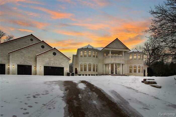 45 Times Giant Suburban McMansions Were Shamed By This Online Community 45 Times Giant Suburban McMansions Were Shamed By This Online Community