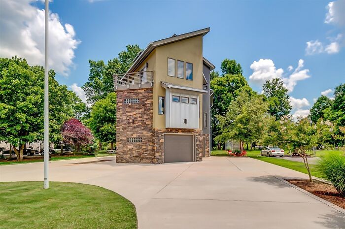 45 Times Giant Suburban McMansions Were Shamed By This Online Community 45 Times Giant Suburban McMansions Were Shamed By This Online Community